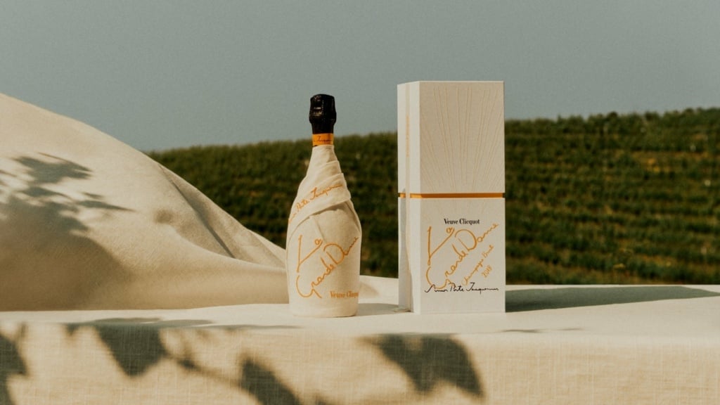 Veuve Clicquot La Grande Dame 2018 : l'édition Jacquemus, drapée d'excellence