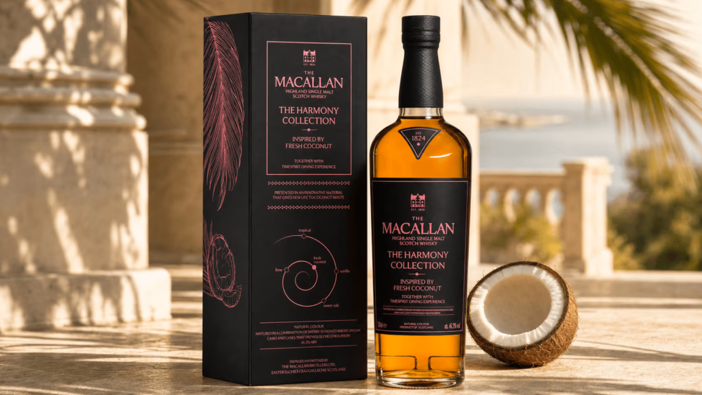 une bouteille de macallant harmony collection fresh coconut sur une table ecterieure dans un lieu tropical avec une noix de coco ouverte posée à coté.
