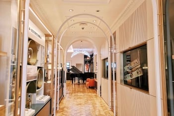 The long foyer from the entrance to TWS Piccadilly to the main whisky room.